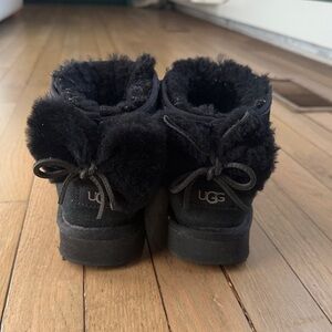 Ugg Australia Women's Classic Double Bow Mini Boot  Size 5